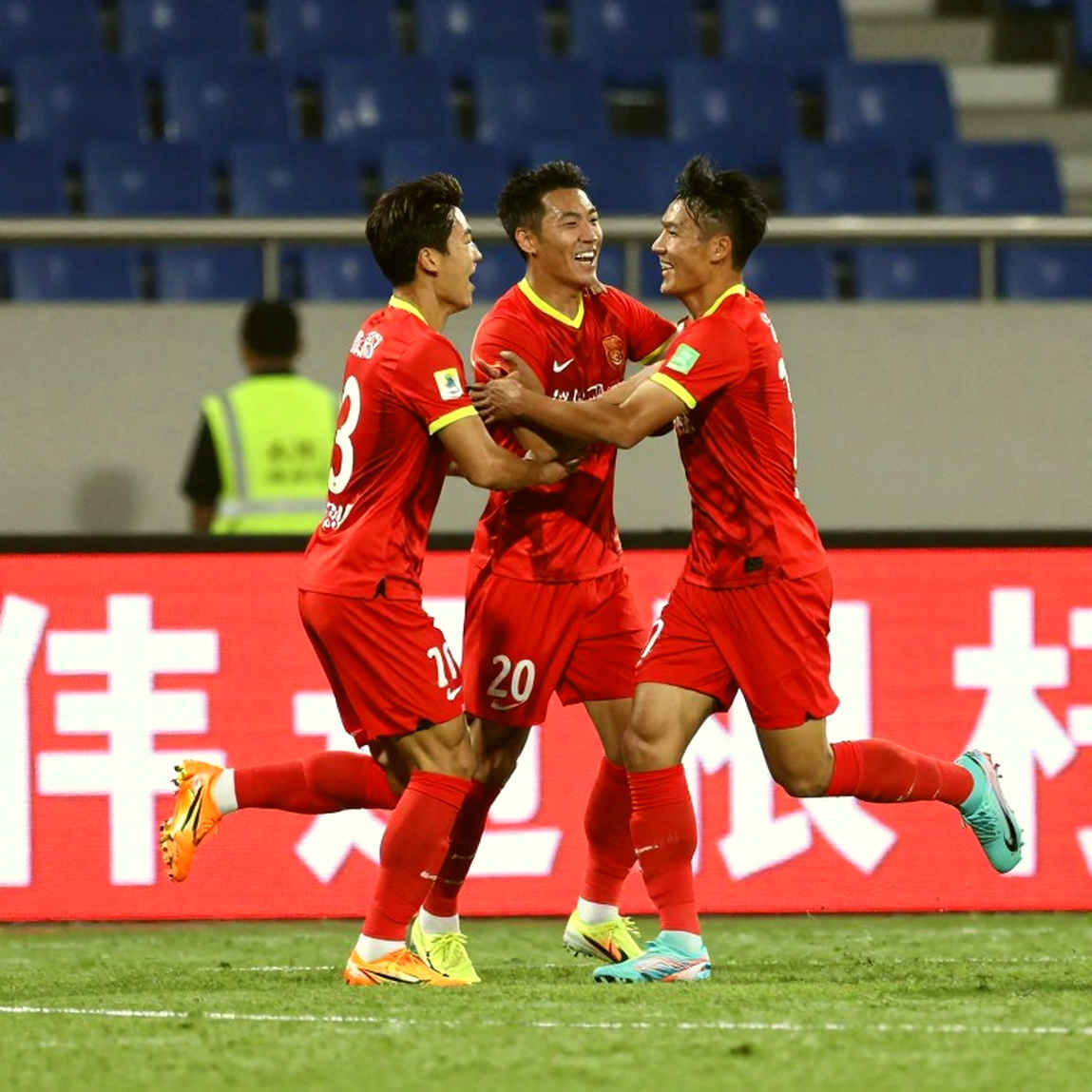 Hà Nội FC 1-4 SL Nghệ An: Bốn bàn thua đi qua cùng một hành lang Hà Nội FC 1-4 SL Nghệ An: Bốn bàn thua đi qua cùng một hành lang