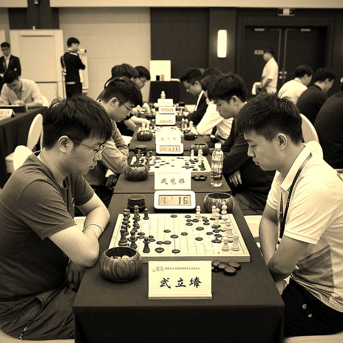 Lời khen hiếm hoi của Carlsen: Khi huyền thoại chạm ngôi sao mới
