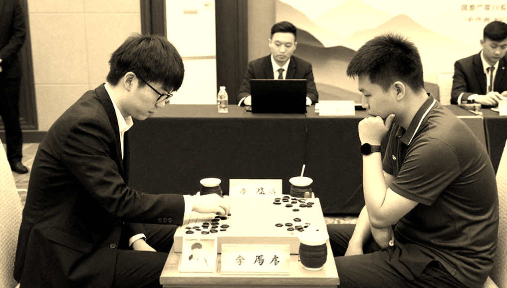 Lời khen hiếm hoi của Carlsen: Khi huyền thoại chạm ngôi sao mới Lời khen hiếm hoi của Carlsen: Khi huyền thoại chạm ngôi sao mới