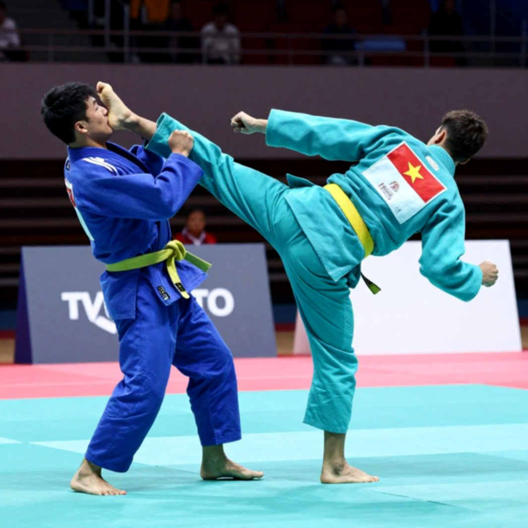 28 năm, 27 triều đại: nhịp quay của chiếc đai nặng nhất UFC