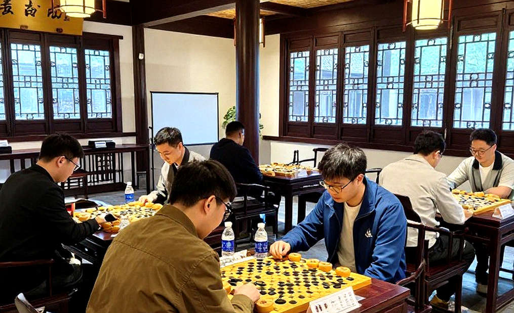 Elephant Gambit: Nước thí quân 60 phút và lỗ hổng dữ liệu của một bản giới thiệu