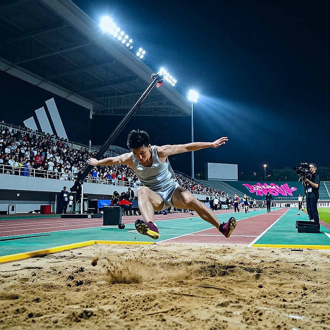 Amy Hunt finishes third in 200m at Diamond League Final with 22.16s Amy Hunt finishes third in 200m at Diamond League Final with 22.16s