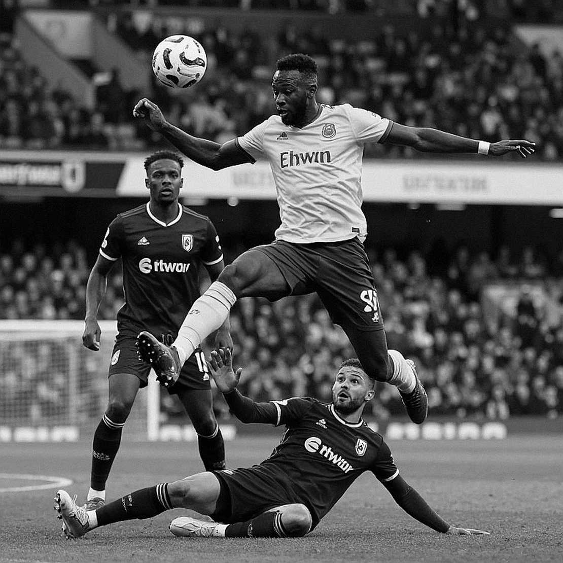 FIFA gọi tên Nguyễn Đình Bắc và Ngô Đăng Khoa: ánh đèn và khoảng tối